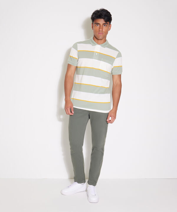 Polo Preteñida, Cuello Y Puños Tejidos Con Bolsillo Y Pechera Interna En Contraste, Silueta Regular Fit