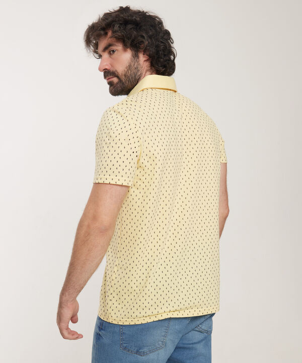 Polo Estampada Cuello Duro Con Bolsillo Y Vena Contraste En Pechera, Silueta Regular Fit, Cítrico Marinero