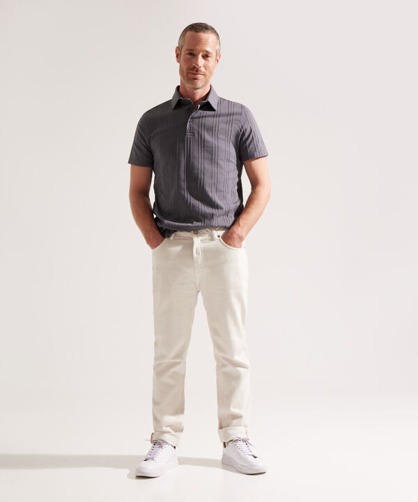 Polo Texturizada con Cuello Duro