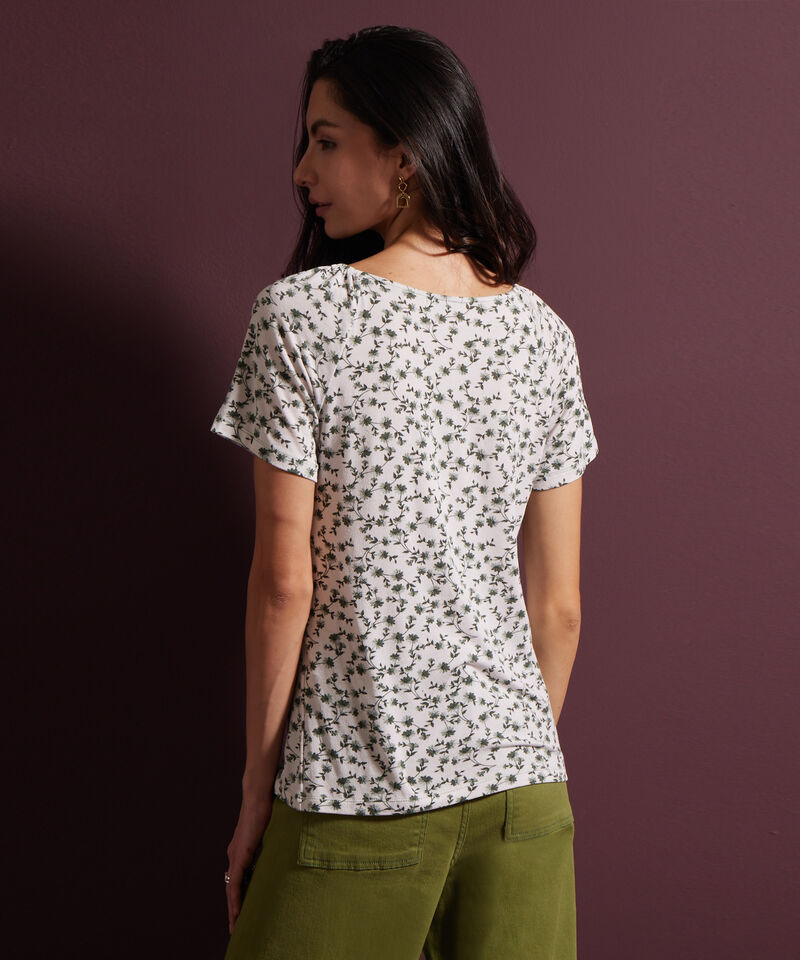 Camiseta Estampada Cuello V, Manga Corta Con Recogido Y Botonadura En Centro Frente