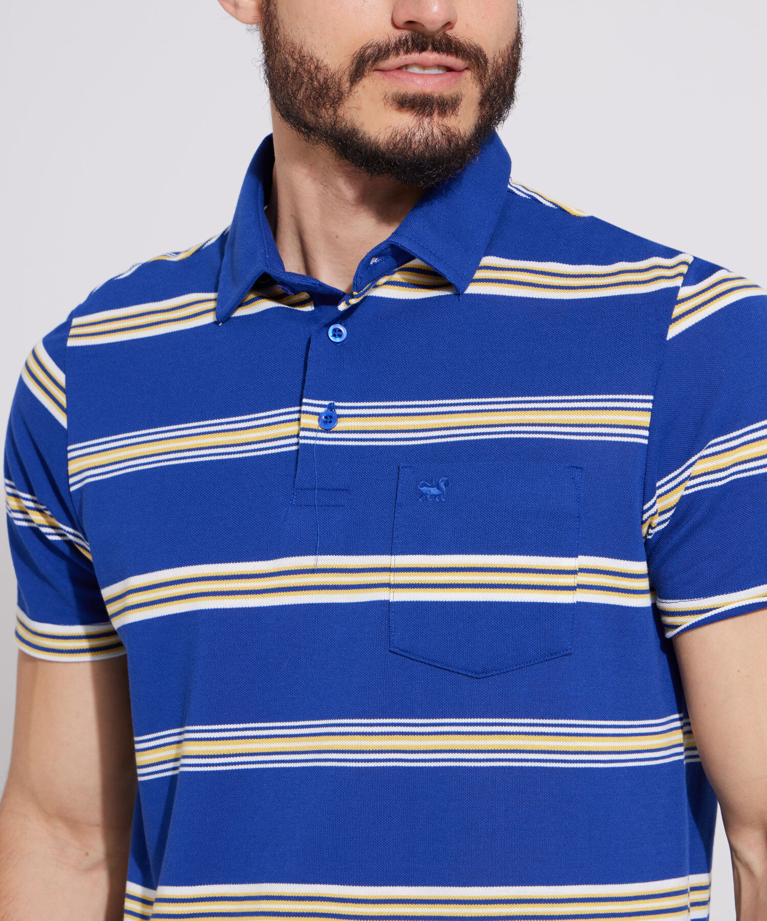 Polo Preteñida, Cuello Duro Con Bolsillo Y Silueta Regular Fit