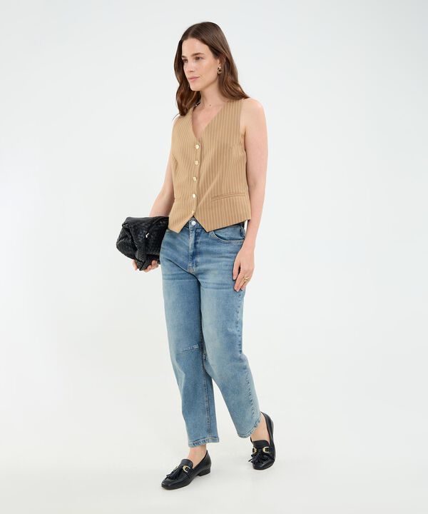 Chaleco estampado con botones martillados para mujer image number null