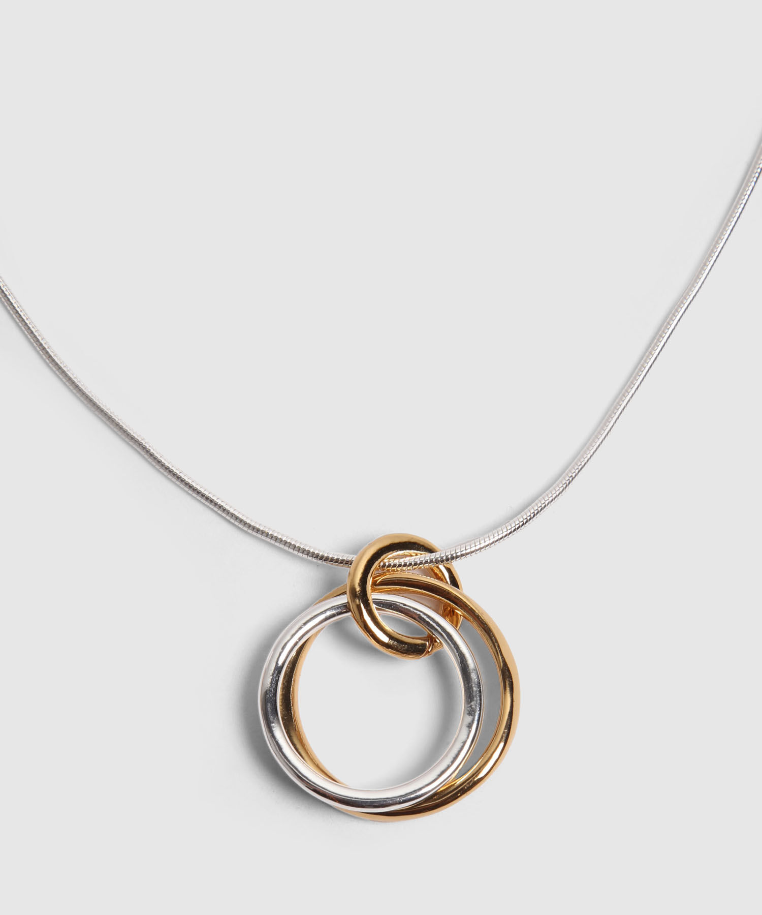 Collar Plateado Con Dije De Aros Bicolor 