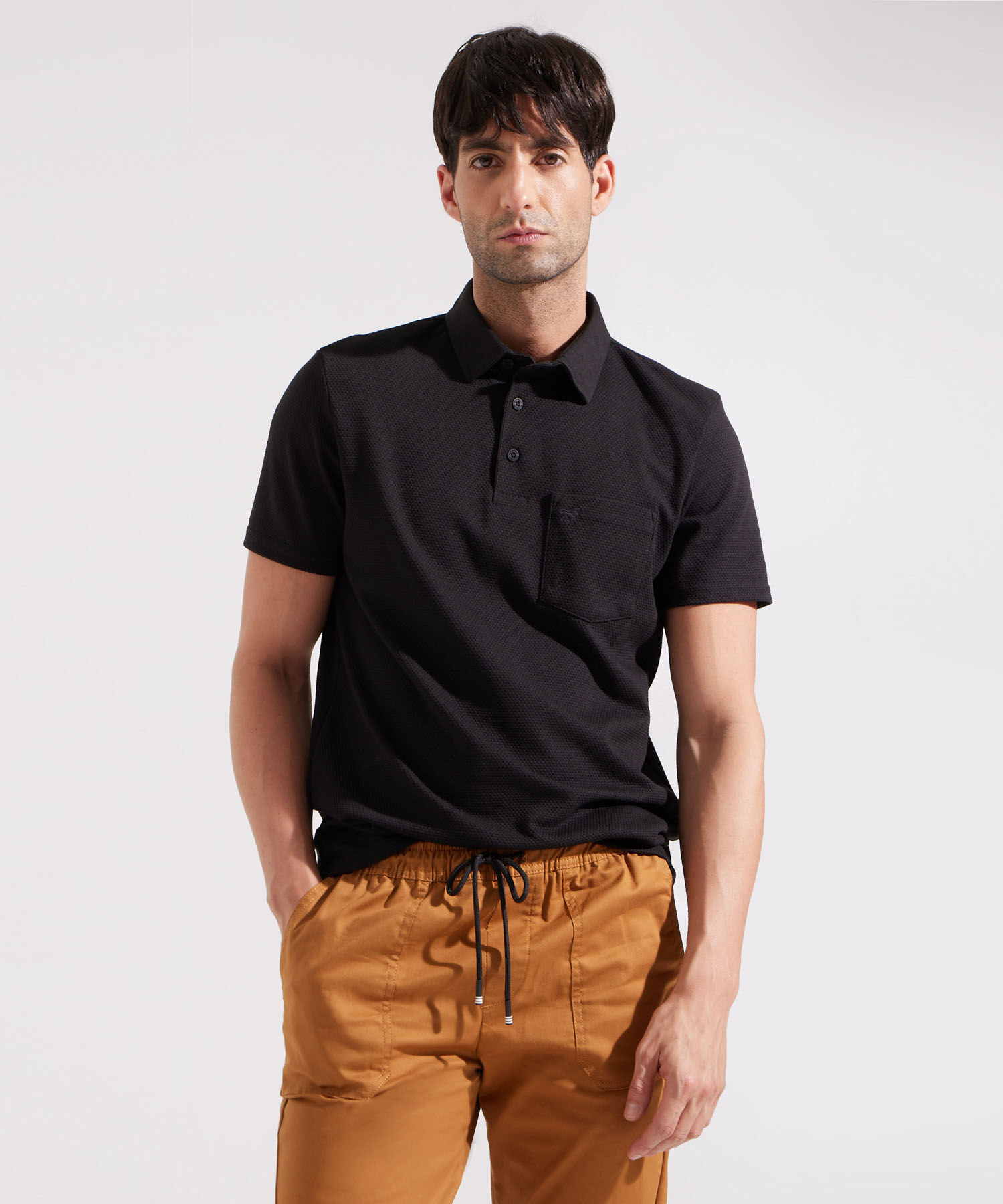 Polo Unicolor Textura, Cuello Duro Con Bolsillo, Silueta Slim Fit, Kairós