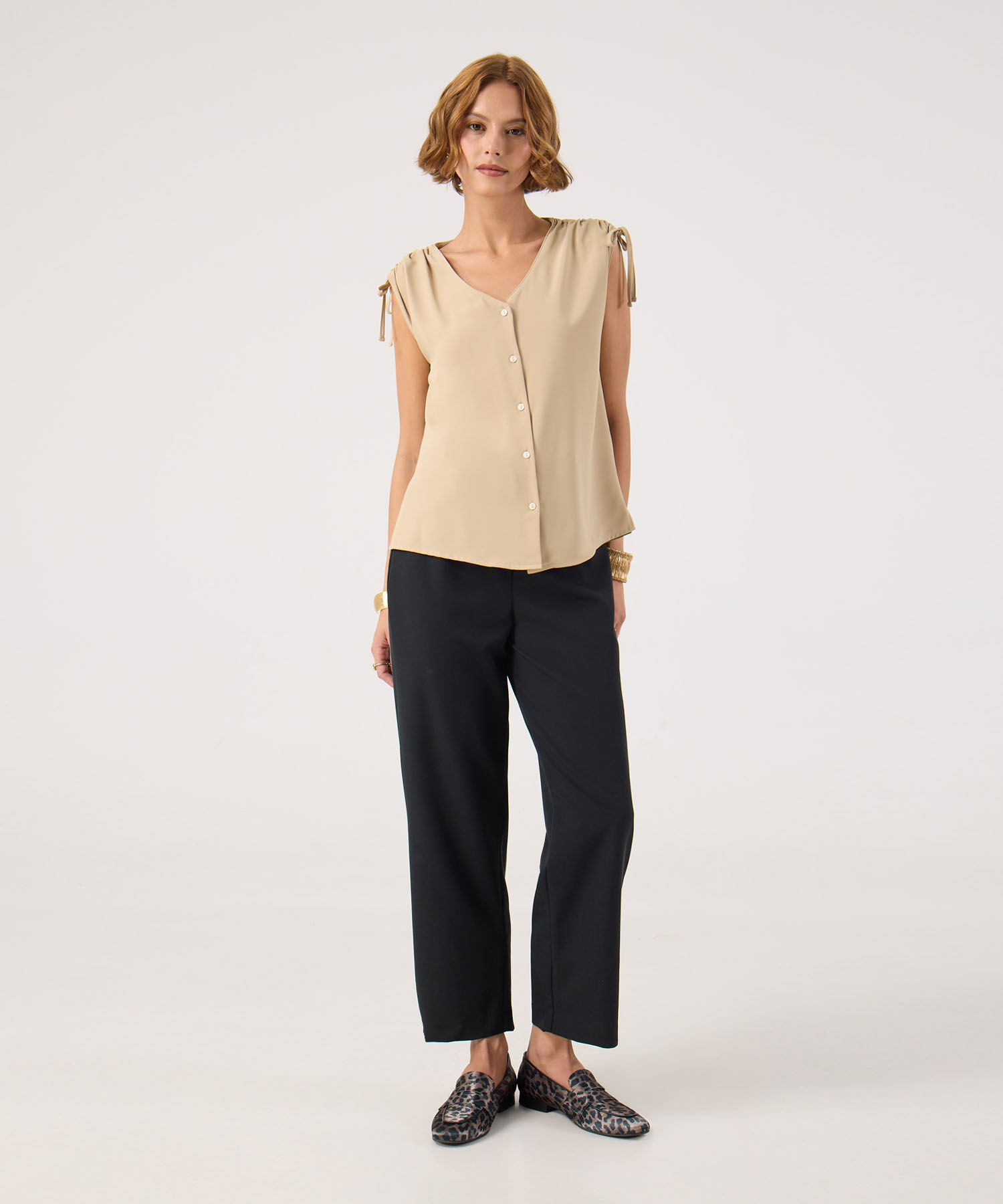 Blusa unicolor con detalle en hombros 