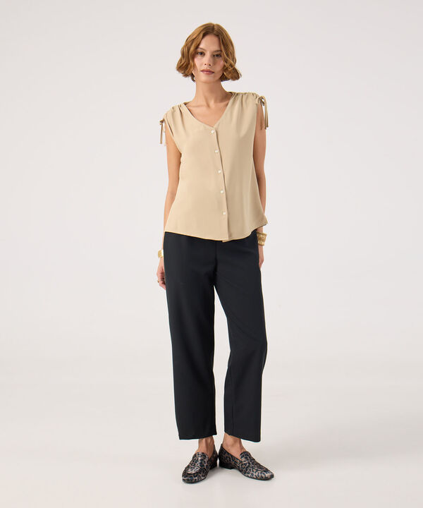 Blusa unicolor con detalle en hombros  image number null