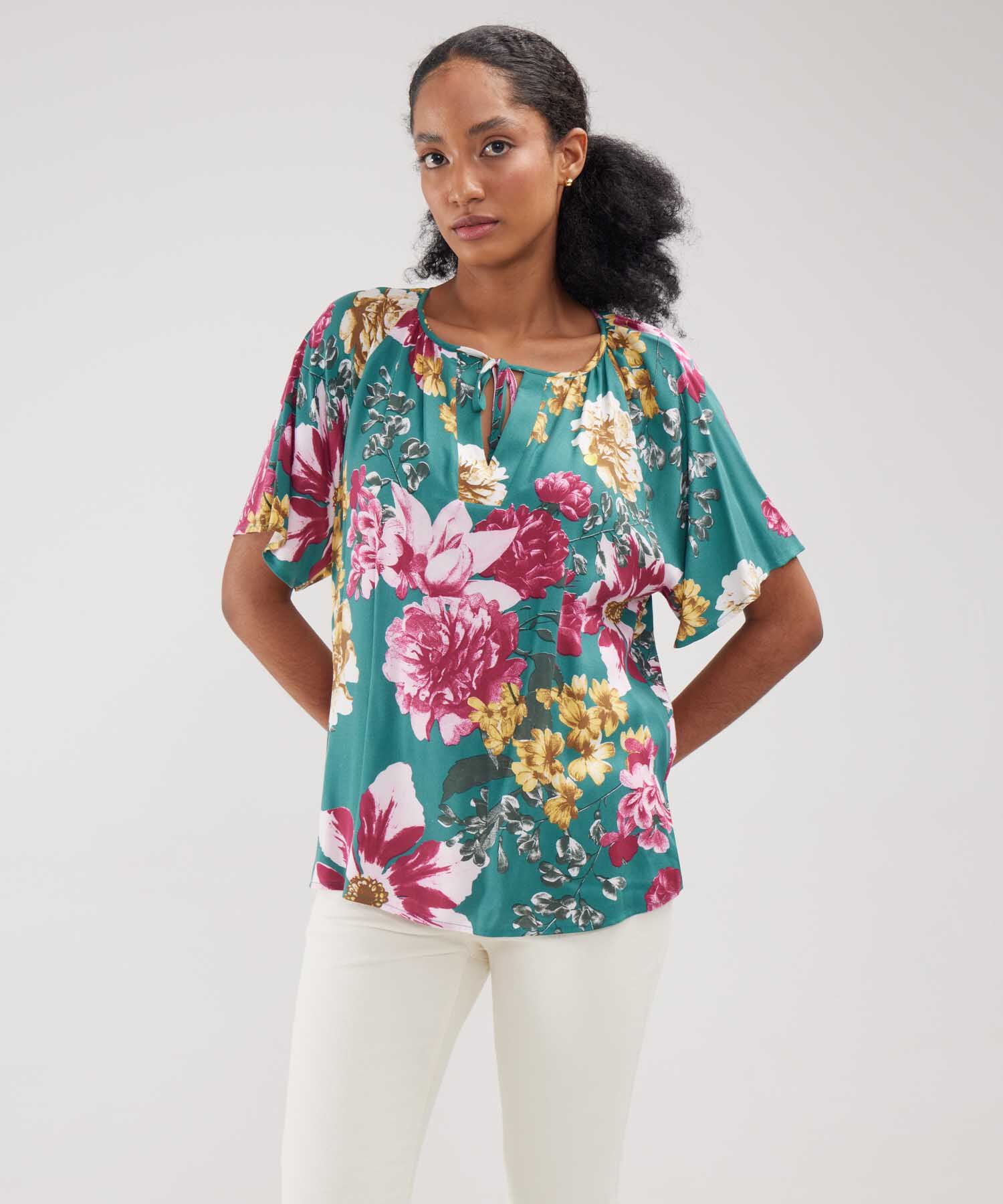 Blusa Estampada, Manga Corta Campana, Escote V Con Recogido En Cuello Y Anudado, Fiesta En El Jardin Linea Moda