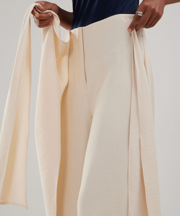 Pantalon Unicolor Con Sobrecapa