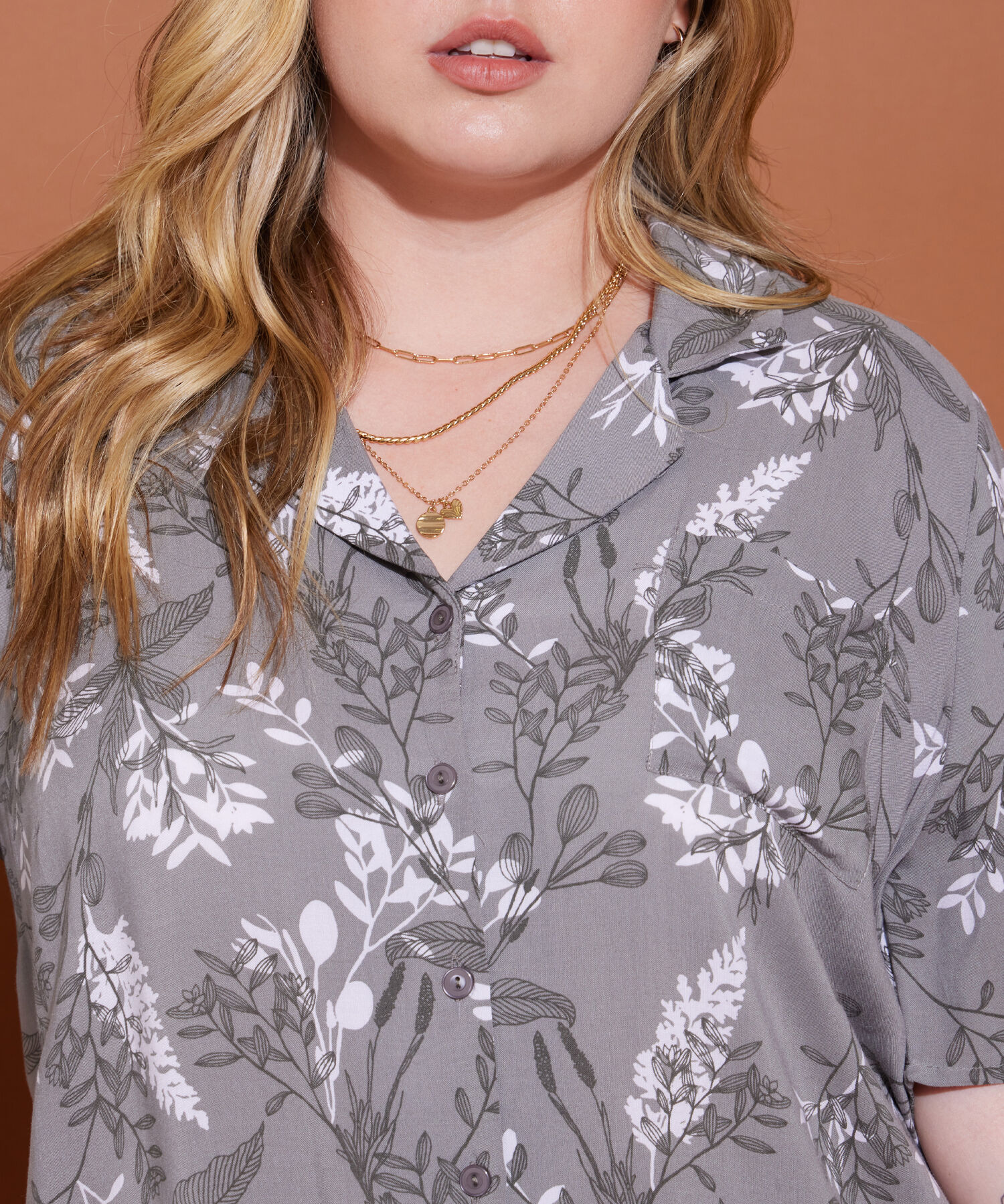 Camisa Estampada Manga Corta, Cuello Camisero Con Botonadura En Centro Frente Y Bolsillo