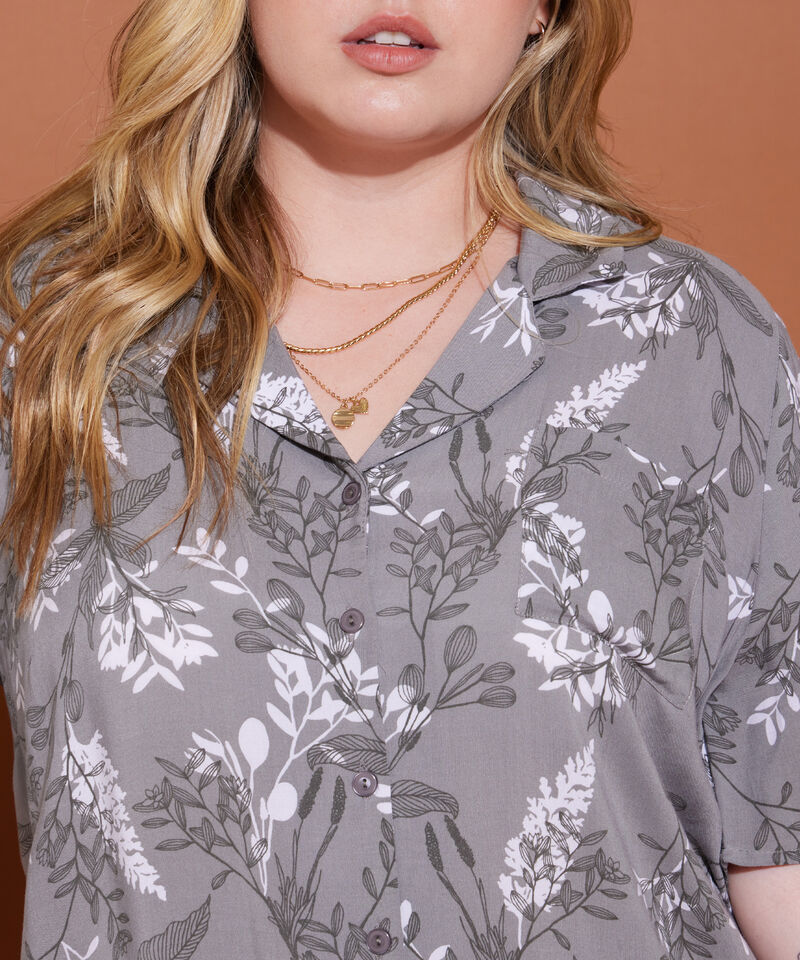 Camisa Estampada Manga Corta, Cuello Camisero Con Botonadura En Centro Frente Y Bolsillo