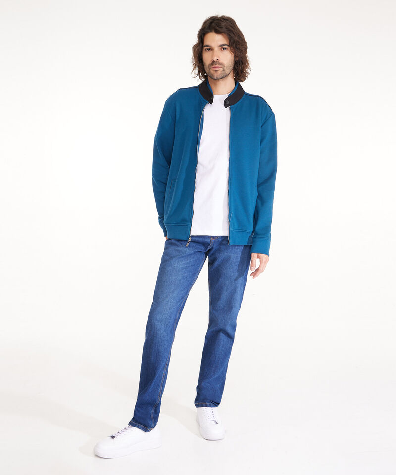 Buzo Abierto Tipo Bomber, Cuello Nerú, Bolsillos Ribete Laterales, Puños Tejidos Y Detalles En Hombros
