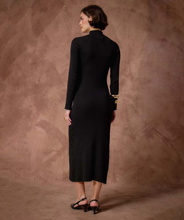 Vestido Unicolor Con Detalle En Hombros 