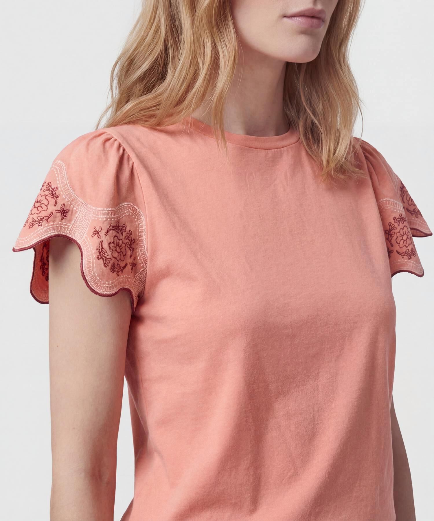 Camiseta Manga Campana Con Bordados Para Mujer