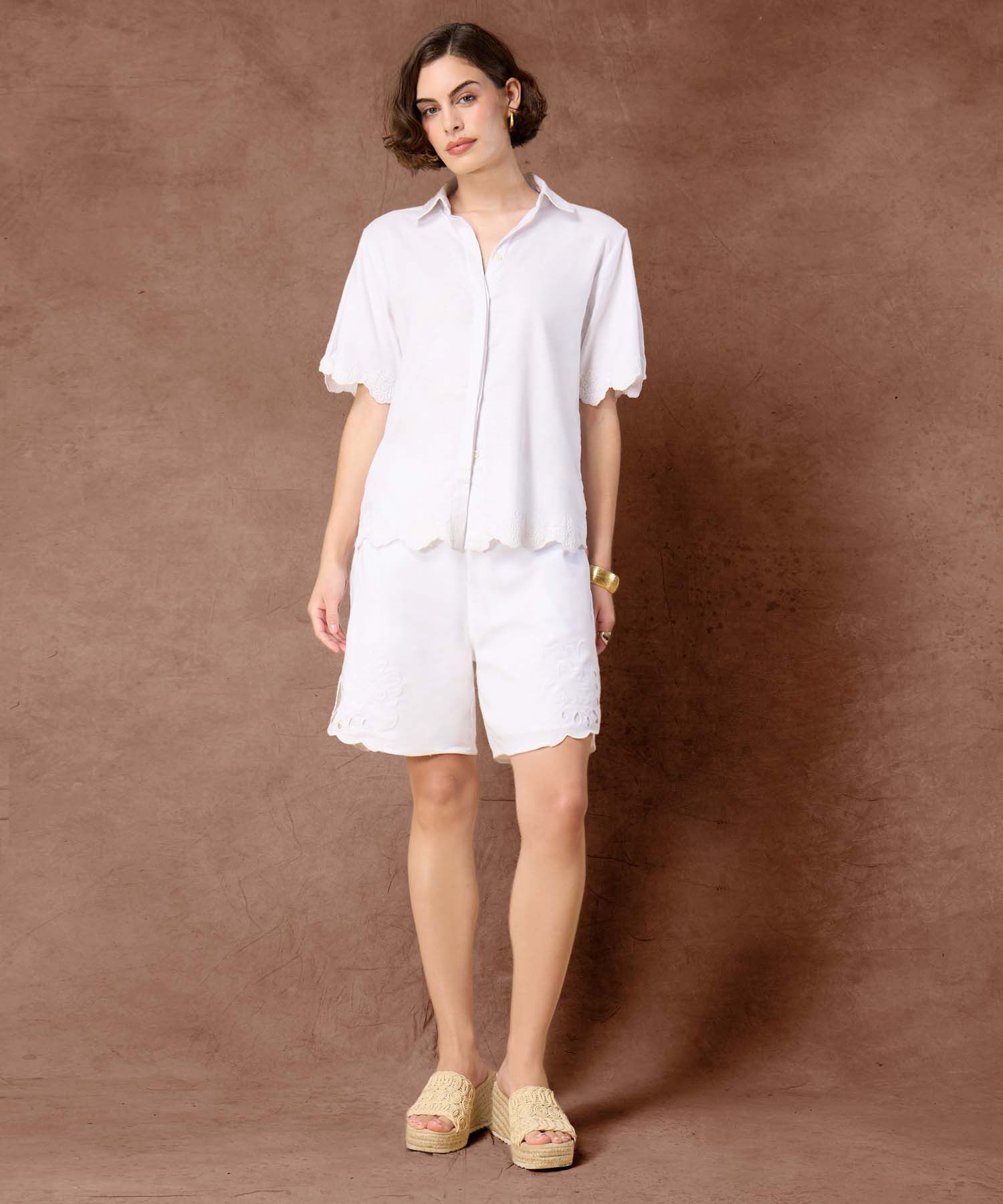 Camisa Blanca Manga Corta Borde Ondulado