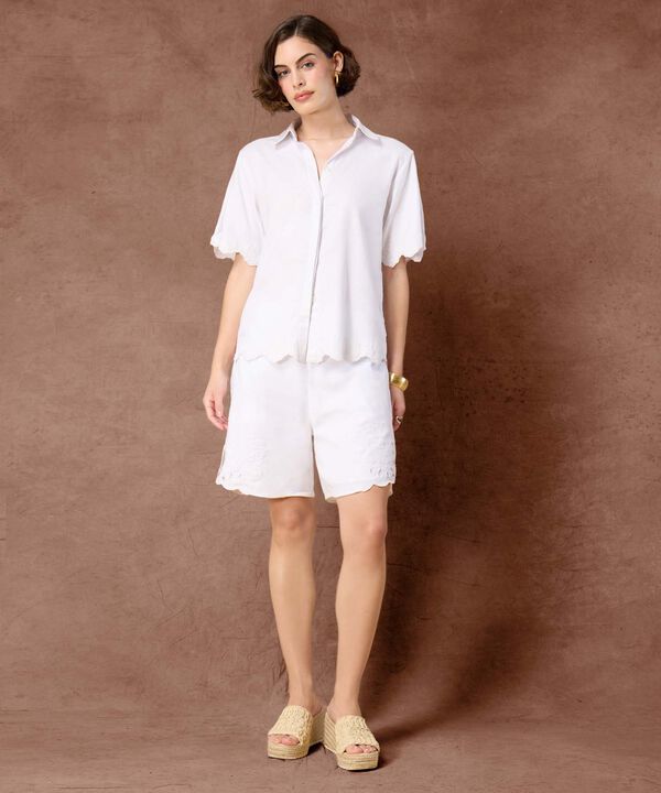 Camisa Blanca Manga Corta Borde Ondulado image number null