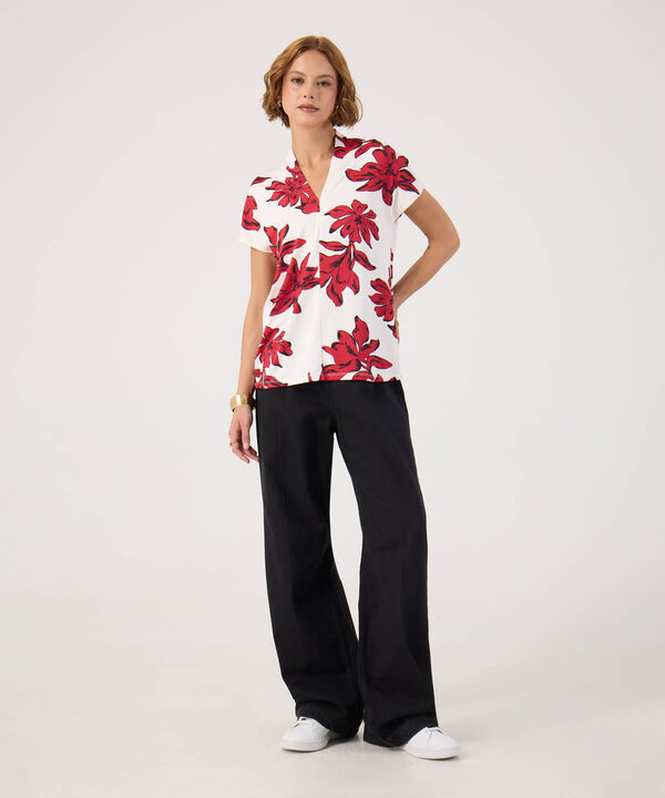 Camiseta cuello mao estampada  image number null
