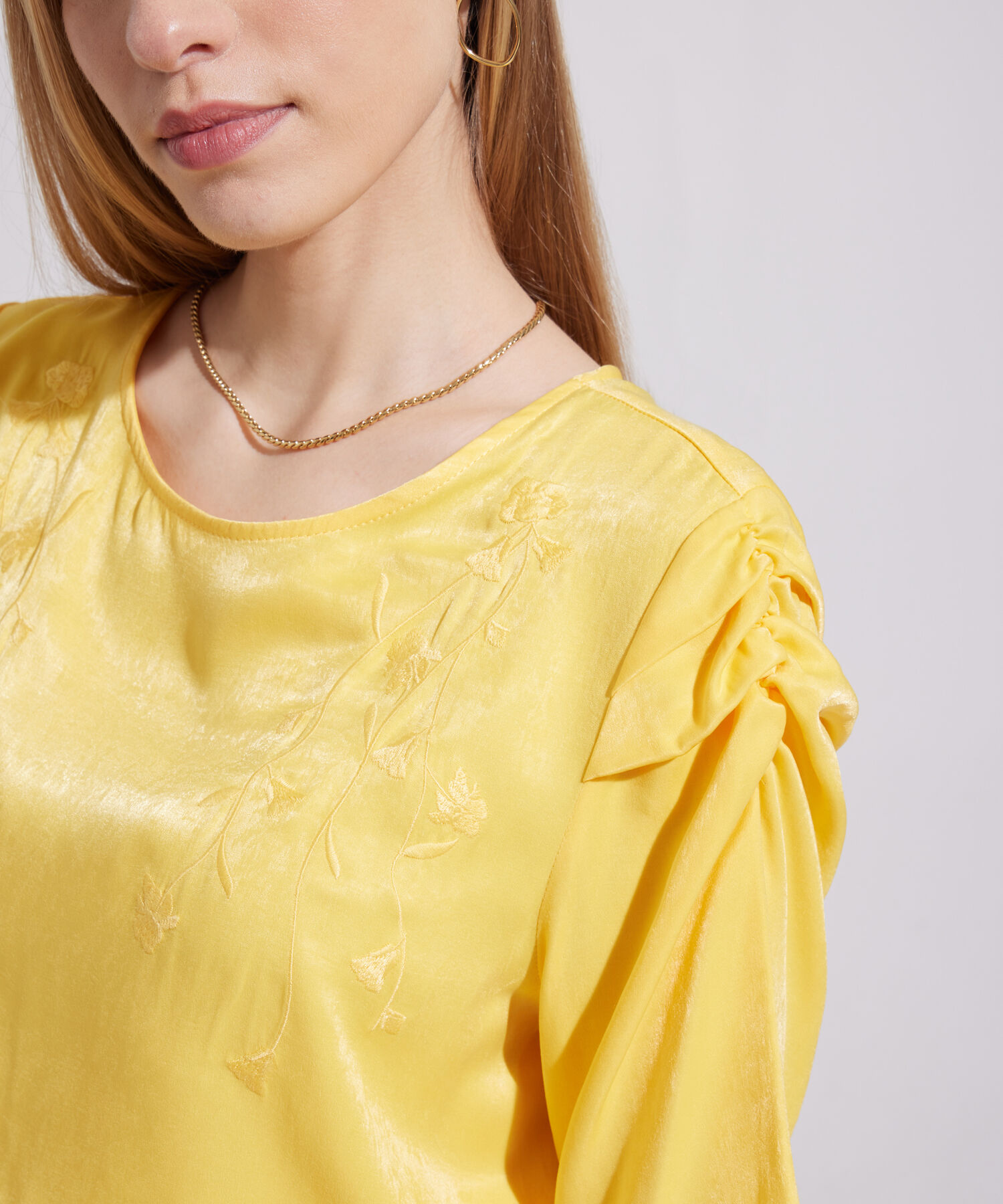 Blusa Manga Corta Al Codo Con Bordado Al Tono En Frente