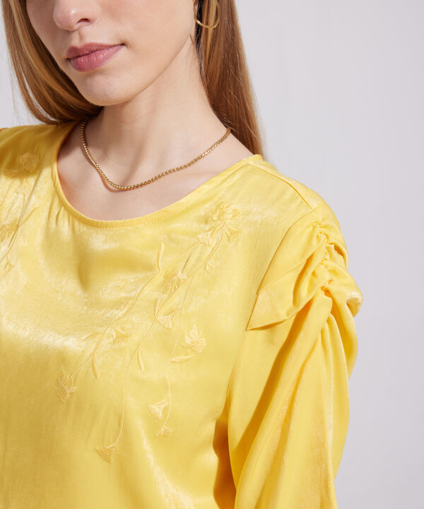 Blusa Manga Corta Al Codo Con Bordado Al Tono En Frente image number null