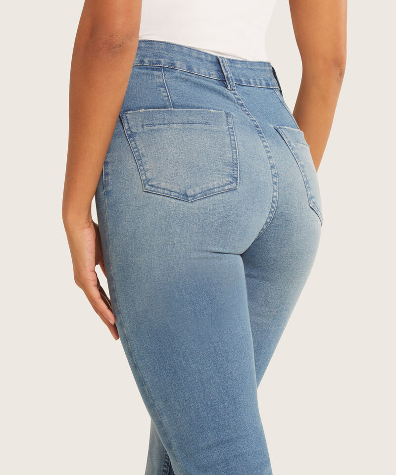 Jean Tipo Flare con Bolsillos de Parche
