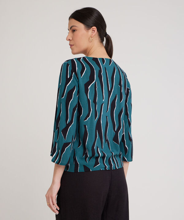 Blusa Estampada Escote V, Manga 3/4 Semi Campana Con Corte En Centro Para Anudar, Carmin Linea Moda
