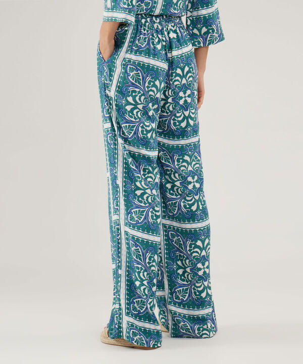 Pantalon Estampado Con Bolsillos Laterales, Quiebre En Frente Y Pretina Resortada En Posterior