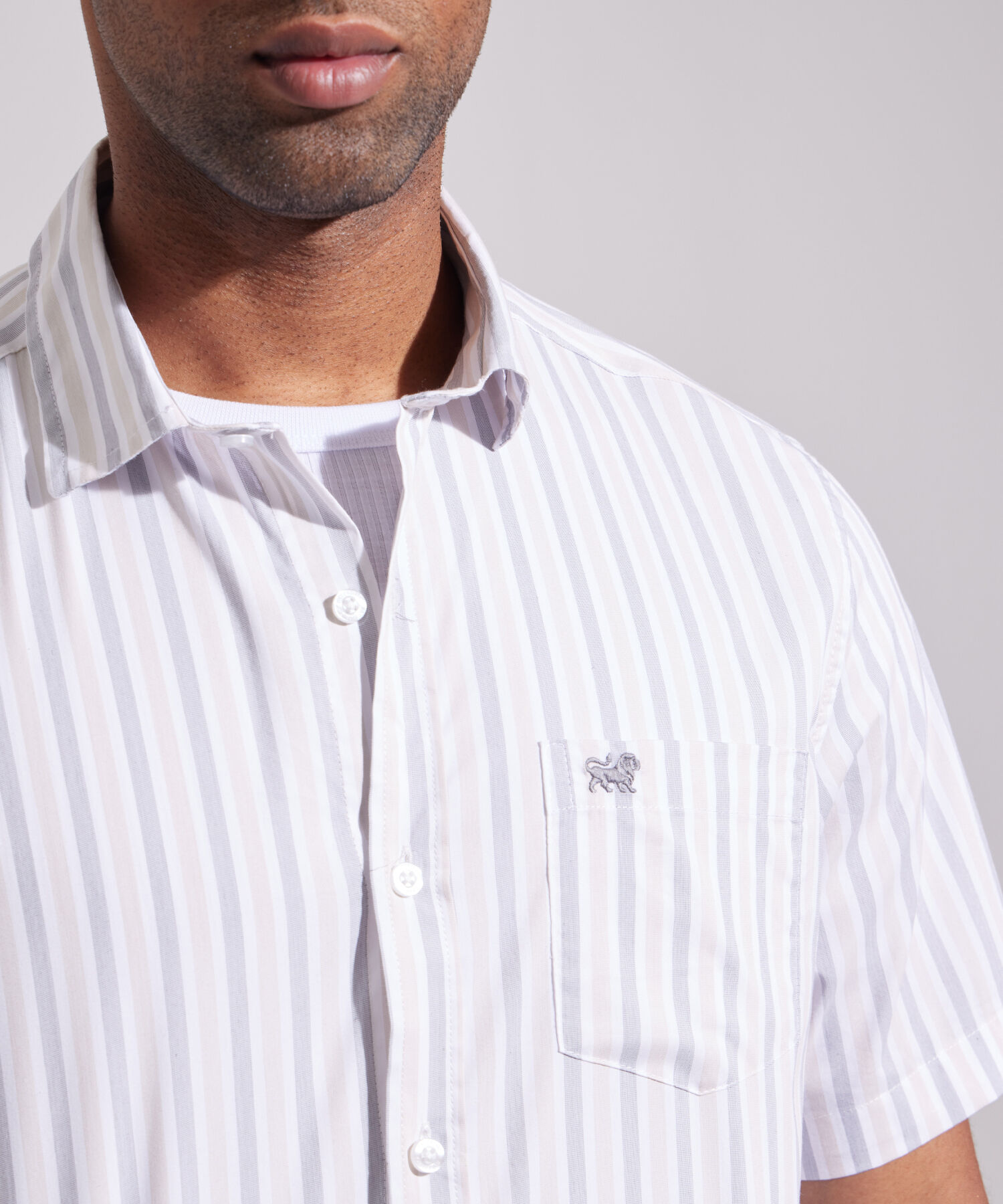 Camisa Prete&ntilde;ida Manga Corta Con Bolsillo Y Silueta Regular Fit