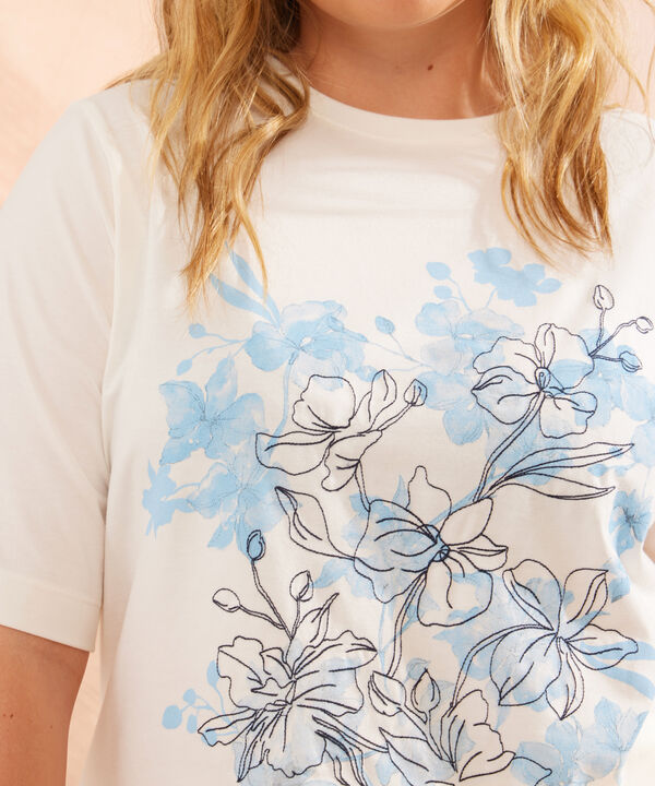 Camiseta Con Screen Y Bordado