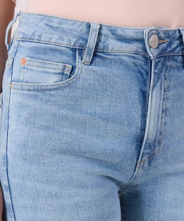 Jeans Slim Tono Azul Claro  image number null