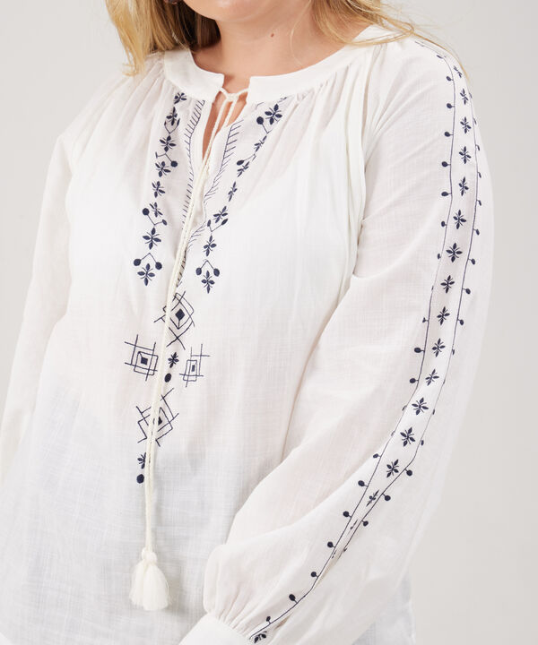 Blusa Unicolor Con Bordado Y Borlas