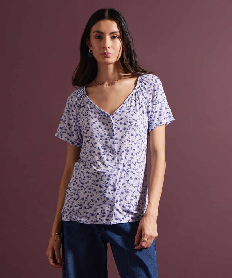Camiseta Estampada Cuello V, Manga Corta Con Recogido Y Botonadura En Centro Frente