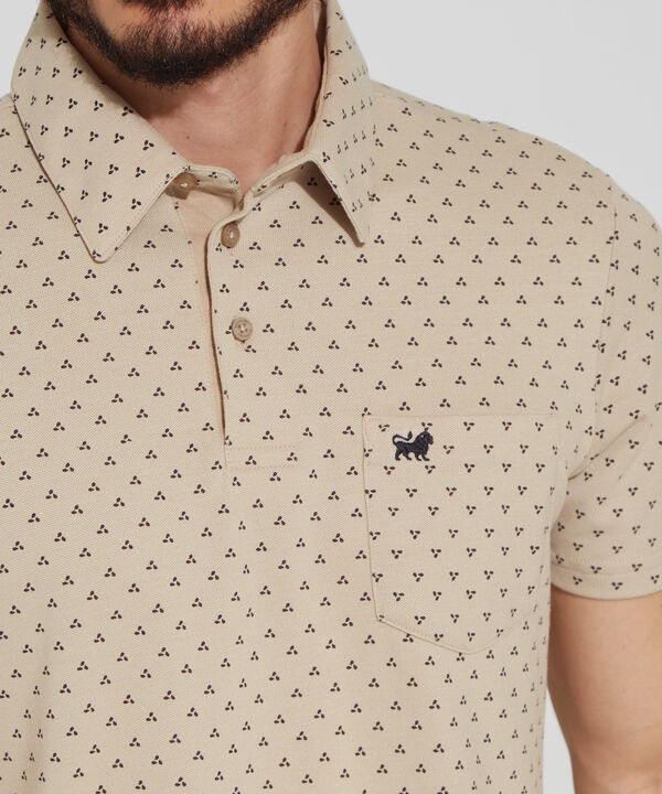 Polo Estampada, Cuello Maquina Duro Con Bolsillo, Silueta Regular Fit Blanco image number null