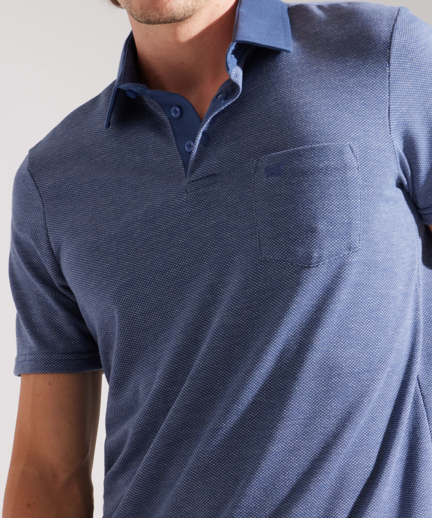 Polo Unicolor Textura, Cuello Duro, Manga Corta Con Bolsillo
