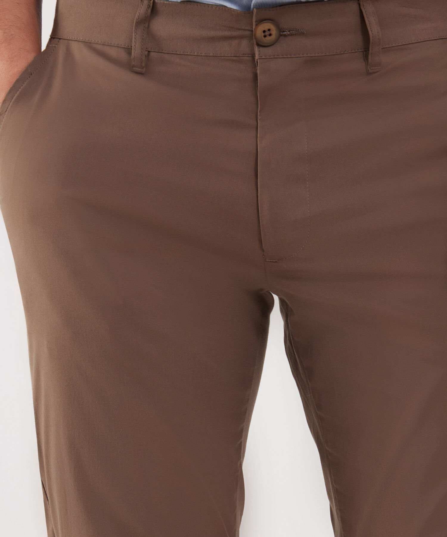 Pantalón Chino Unicolor Con Silueta Slim Fit