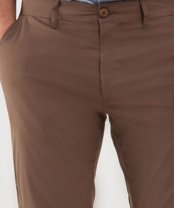 Pantalón Chino Unicolor Con Silueta Slim Fit image number null