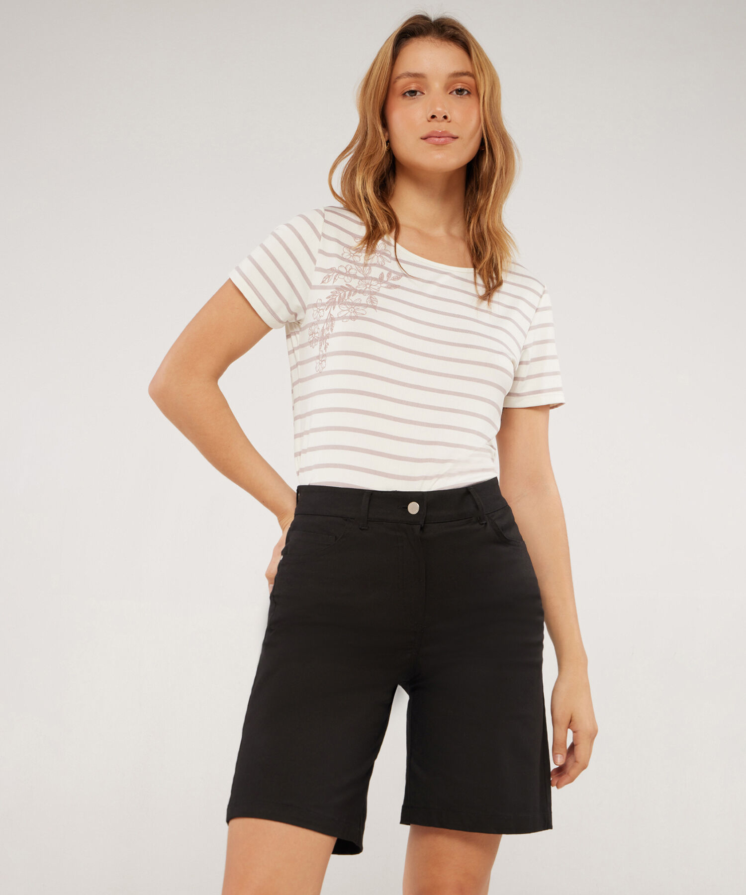 Bermuda Unicolor, 5 Bolsillos Tipo Culotte Con Bota Semi Campana, Carmin