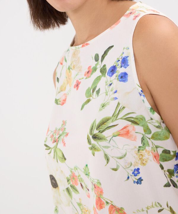Blusa Estampada Escote de Ojal image number null