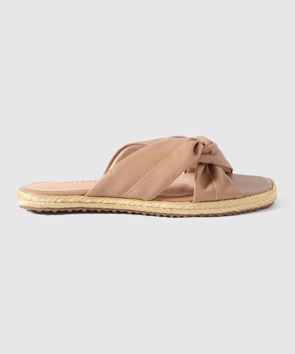 Sandalias Bajas con Entrelazado