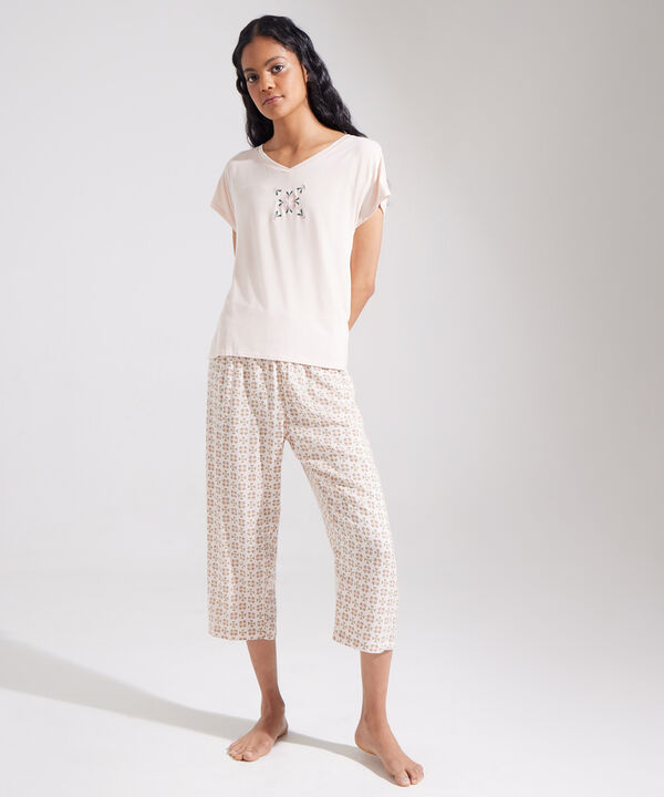 Pijama Camiseta Manga Corta Cuello En V Con Screen Y Pantalón Capri Tejido Plano