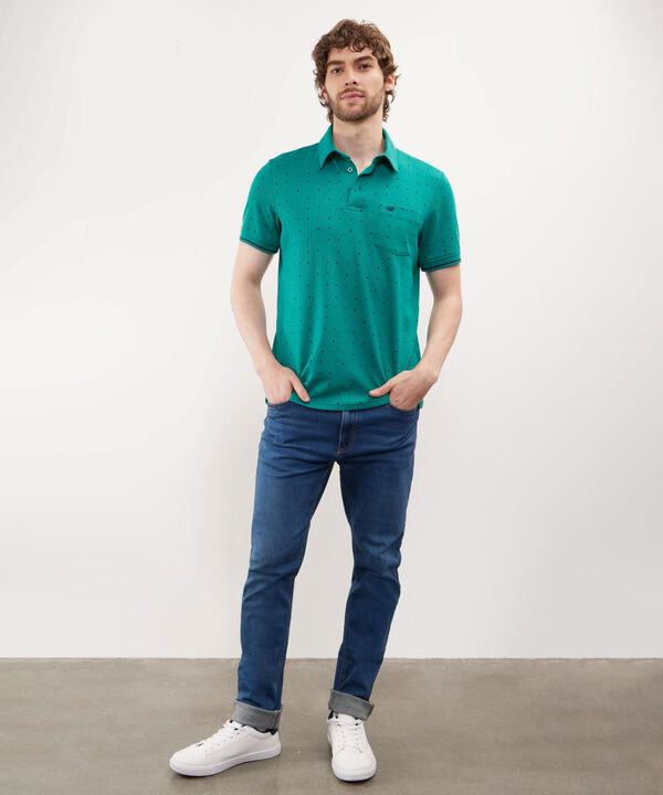 Polo Estampada, Cuello Maquina Con Bolsillo, Silueta Regular Fit