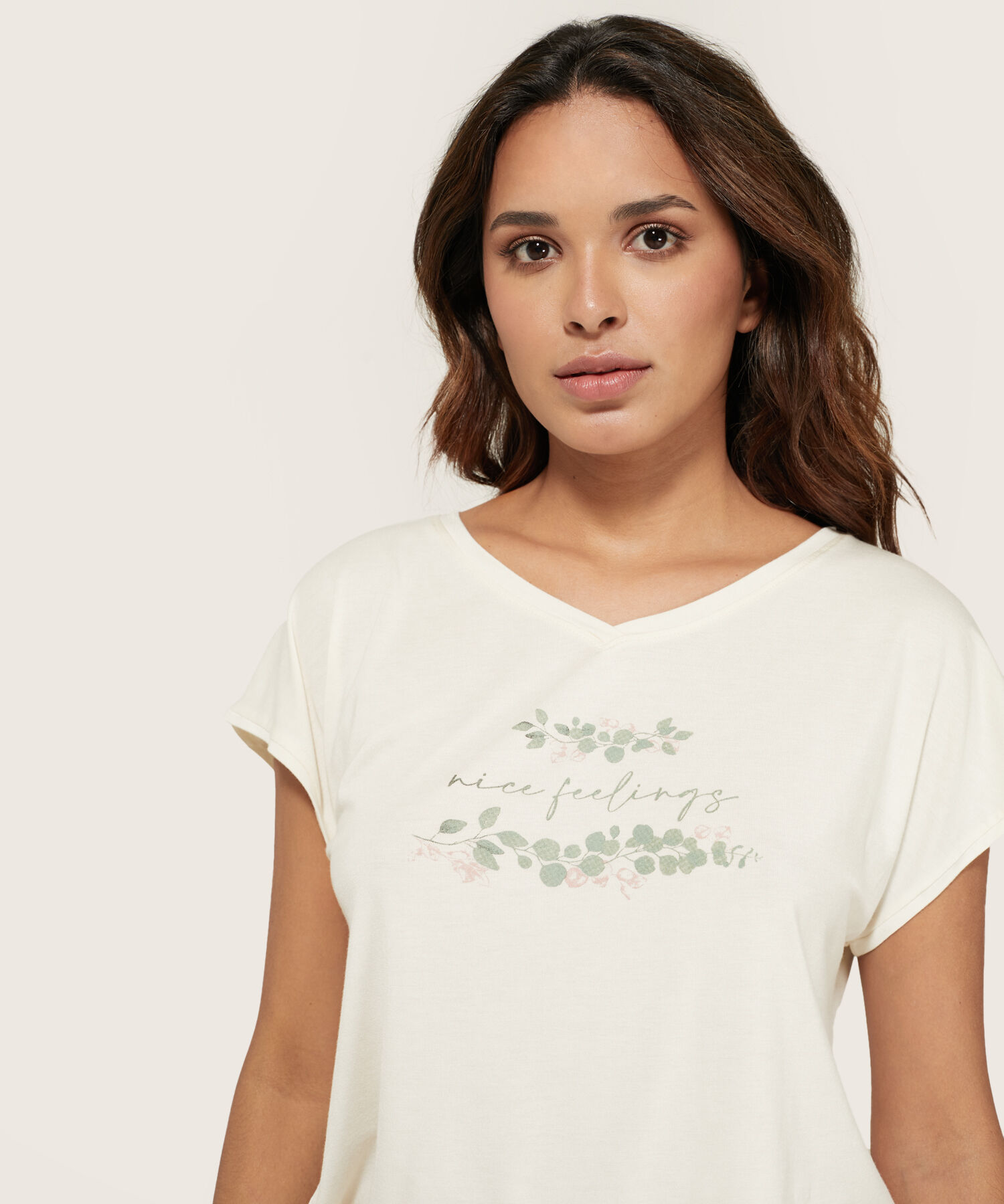 Pijama Corto, Camiseta Cuello En V Con Screen Y  Pantalon Capri Tejido Plano