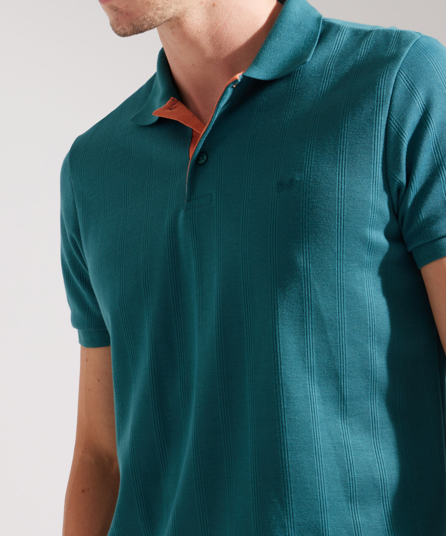 Polo Unicolor Con Textura, Cuello Y Puños Tejidos, Regular Fit