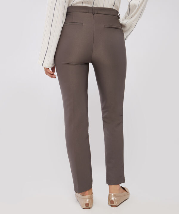 Pantalon Clásico Unicolor, Tiro Alto, Bota Recta Con Bolsillos Laterales Y Ribetes Traseros