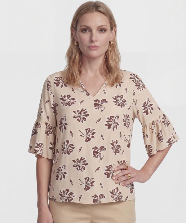 Blusa Estampada Con Escote En V  image number null