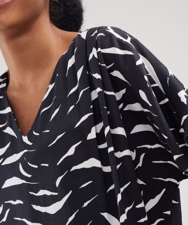 Blusa Con Pliegues En Hombro image number null