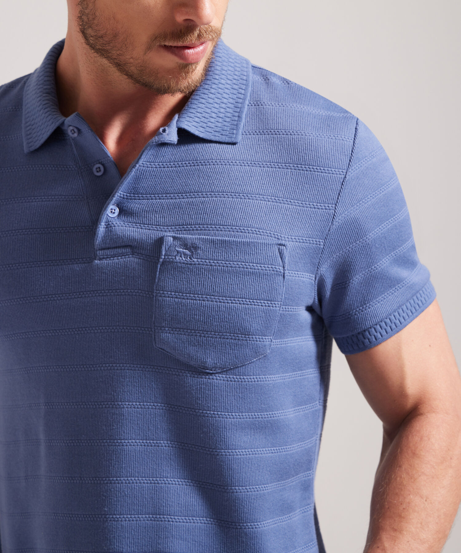 Polo Unicolor Textura, Cuello Y Puños Tejidos Con Bolsillo Y Silueta Slim Fit
