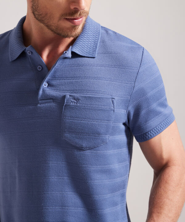 Polo Unicolor Textura, Cuello Y Puños Tejidos Con Bolsillo Y Silueta Slim Fit
