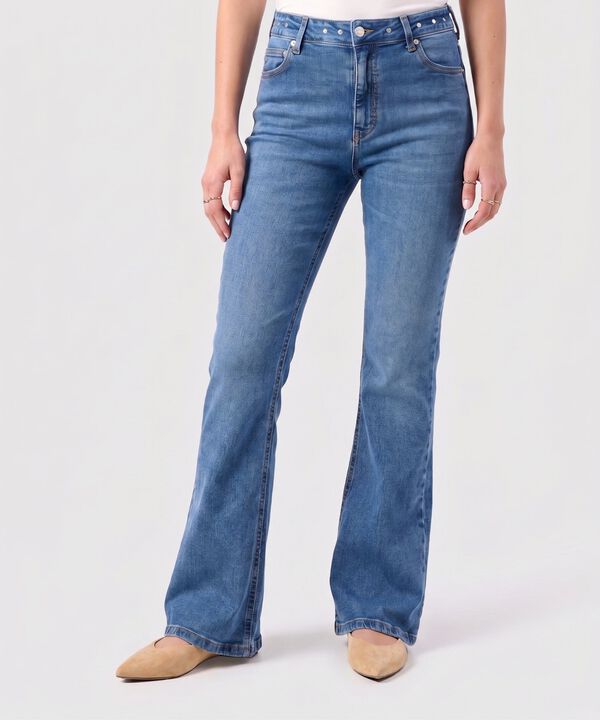Jeans Bota Flare Detalles Met&aacute;licos Mujer image number null