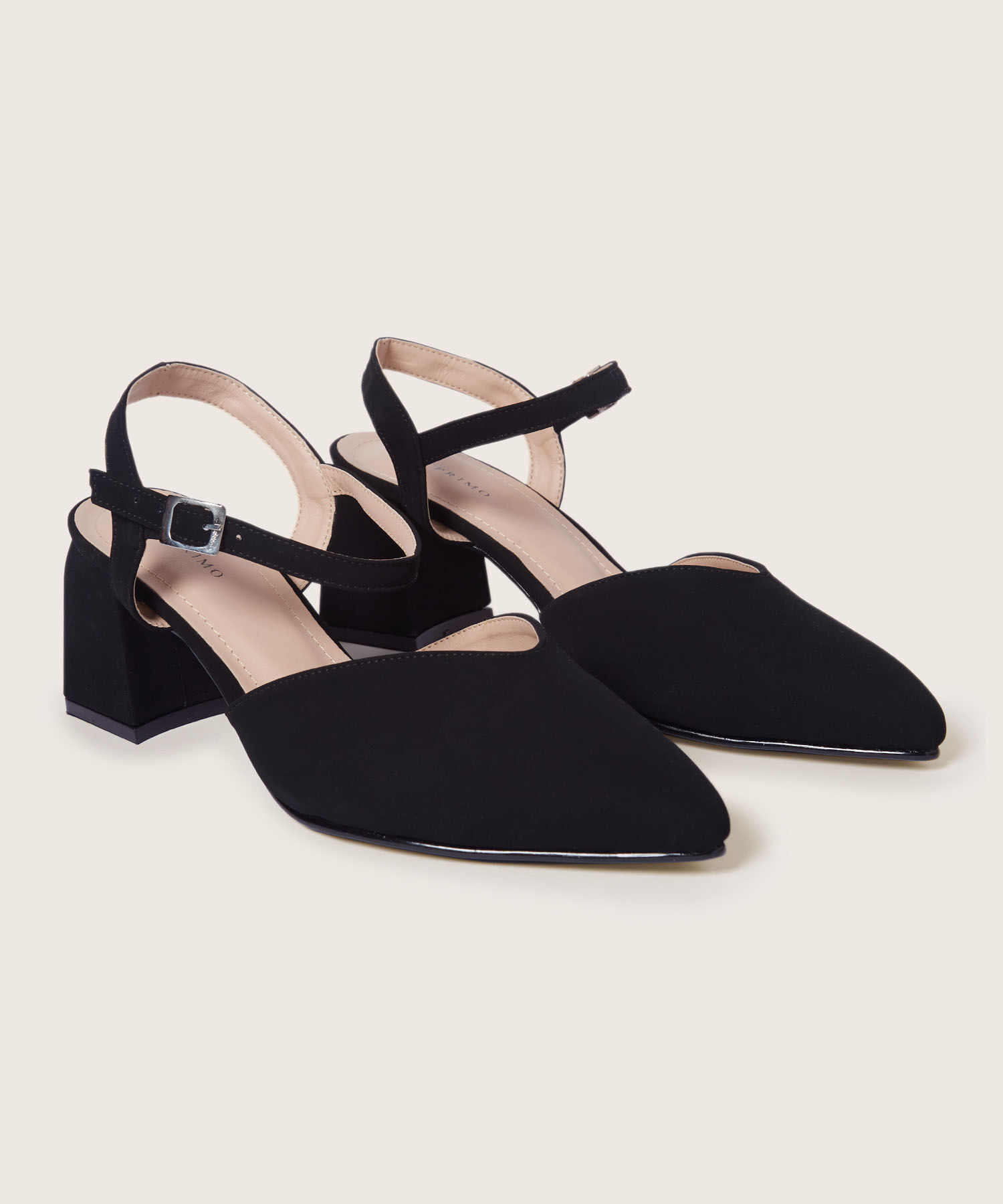 Tacones de punta con correa