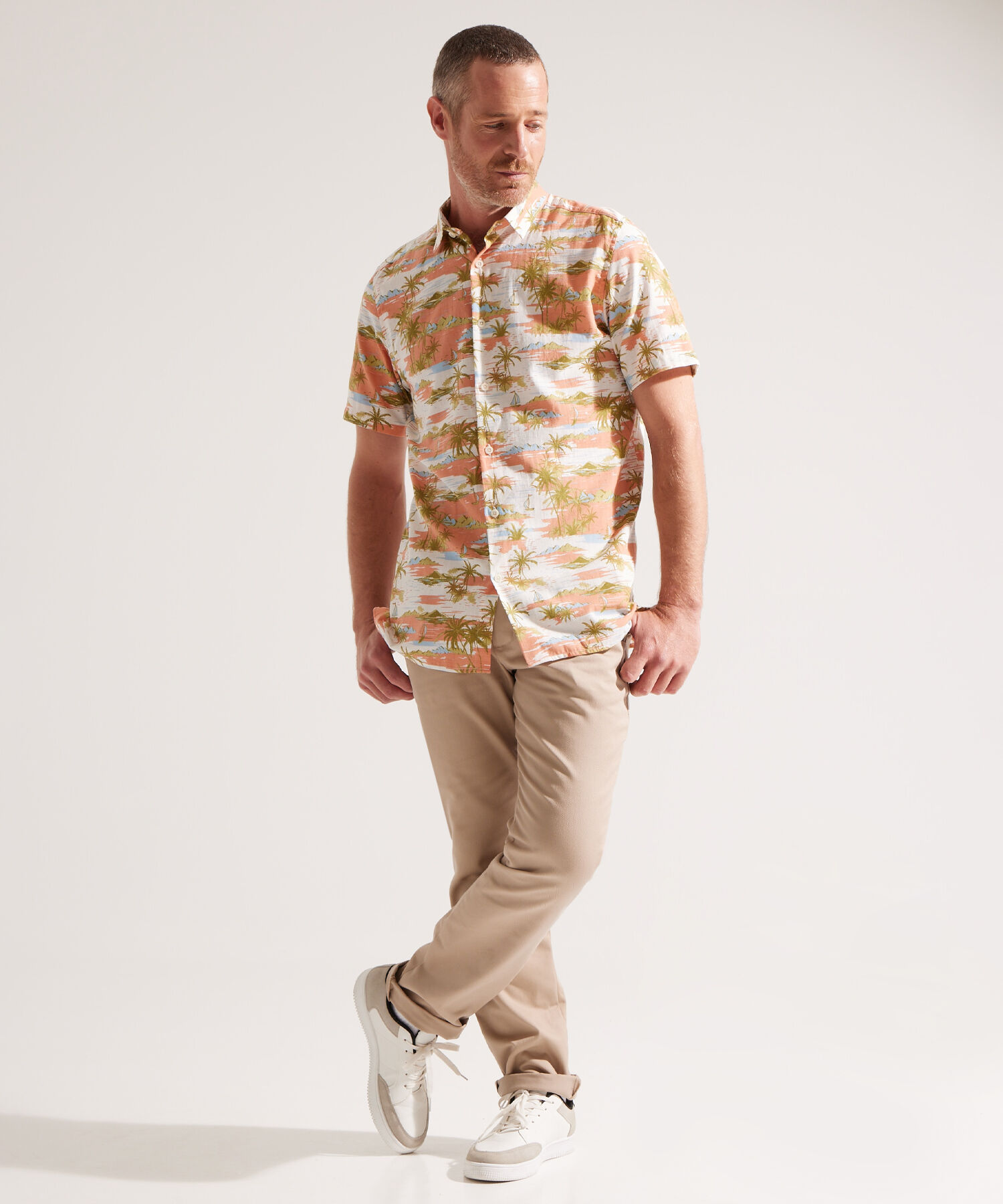 Camisa con Estampado Tropical de Hojas
