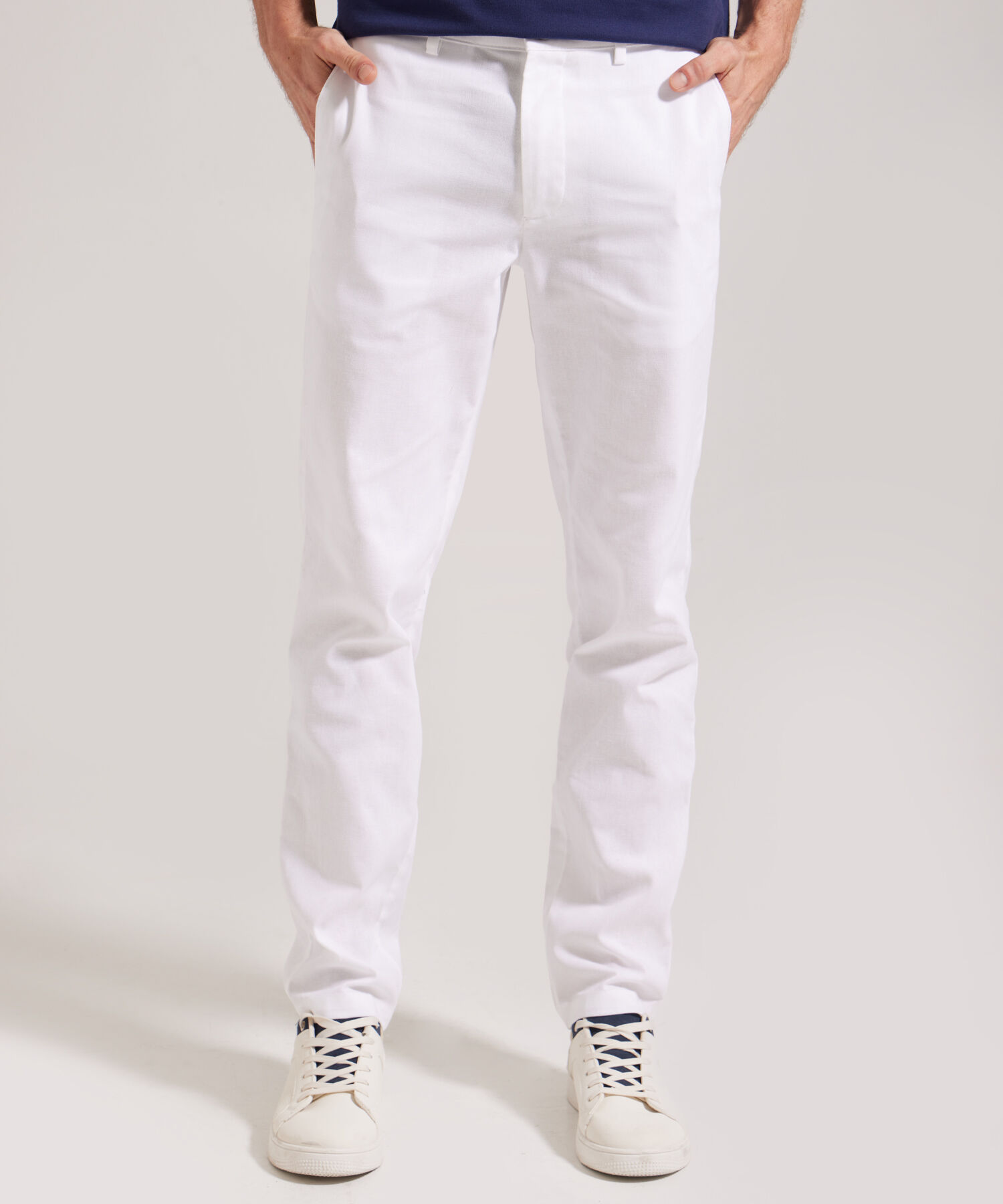 Pantalón Chino En Algodón Con Bolsillo Posterior